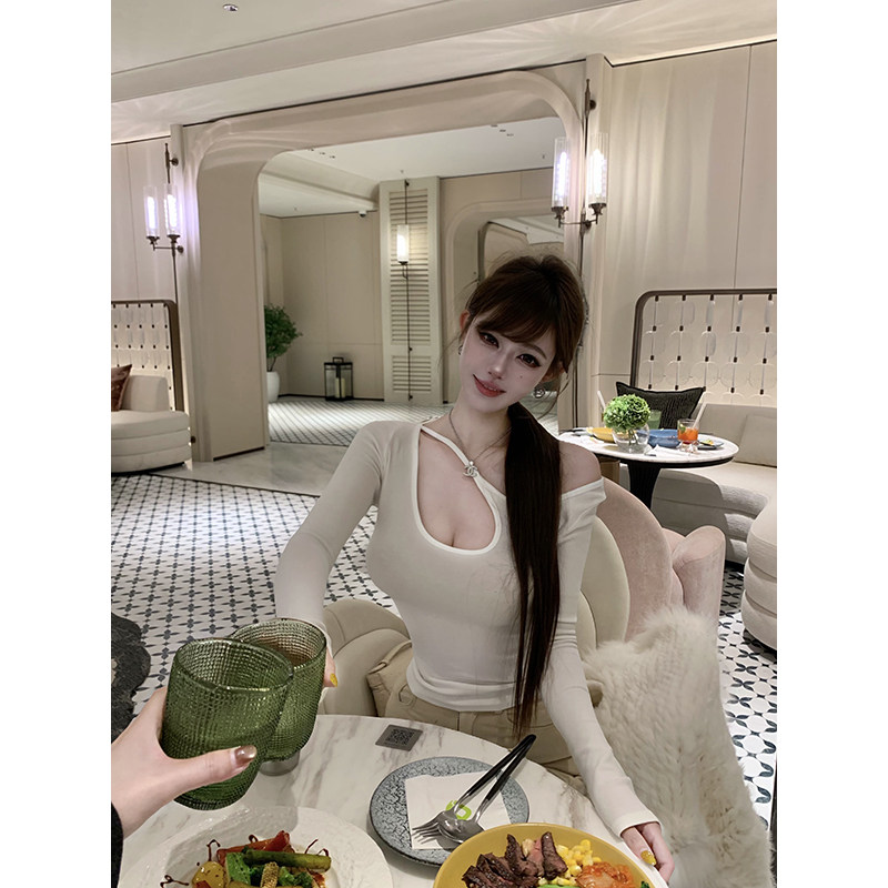 With 99jiu【心跳狙击】设计感镂空修身纯欲打底多色柔软百搭上衣