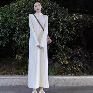 初早秋白色长裙针织连衣裙子女2025新款大衣内搭打底中长款毛衣裙