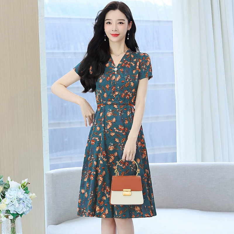 实拍妈妈夏装V领时尚连衣裙母亲节中老年女洋气短袖裙子气质碎花