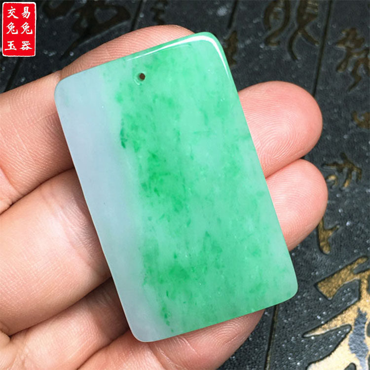 缅甸阳绿色飘花翡翠无事牌玉吊坠 阳绿玉牌子