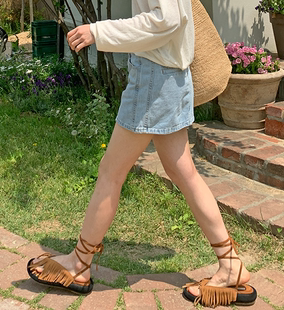 时尚潮流交叉绑带罗马鞋厚底流苏装饰飒爽夹趾凉鞋女夏新款ins风