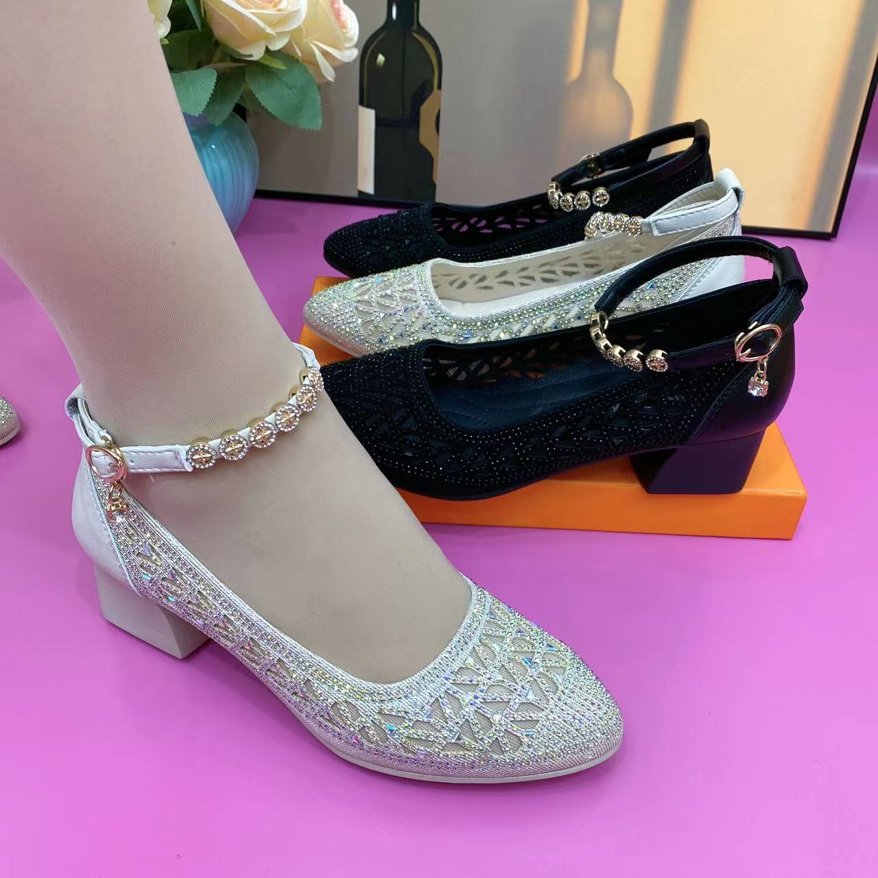 真皮水钻女凉鞋2023夏新款软底粗跟一字式扣带镂空连体跟工作鞋