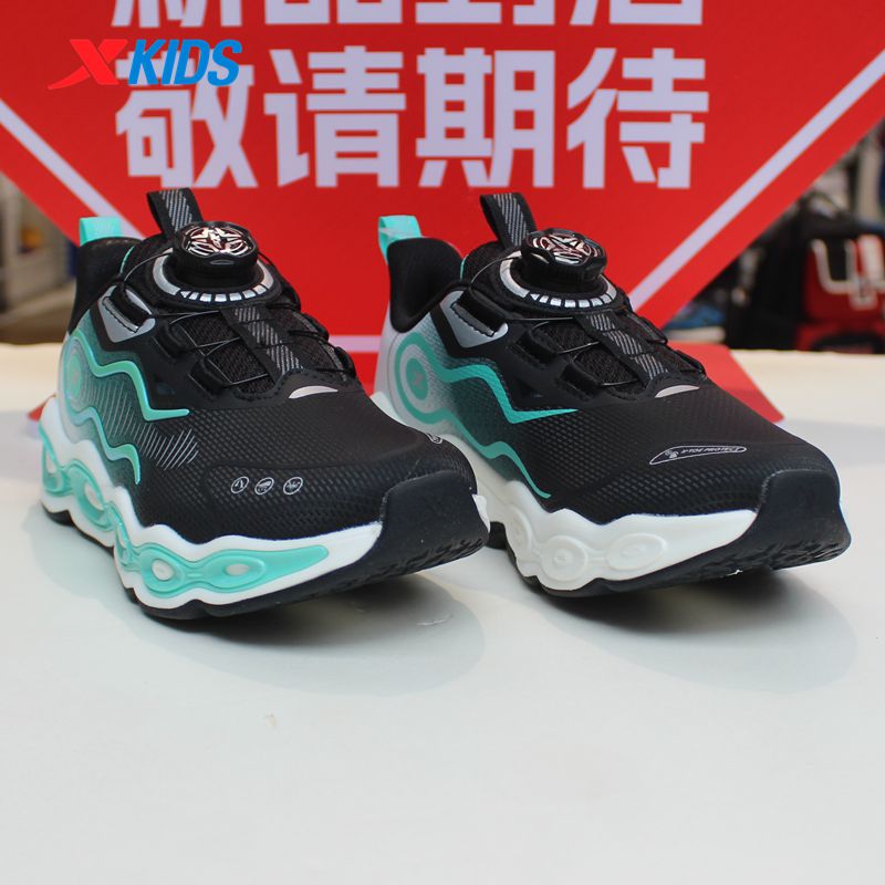 特步儿童2025春秋皮面男大童跑鞋旋转扣运动鞋675415114046不加绒