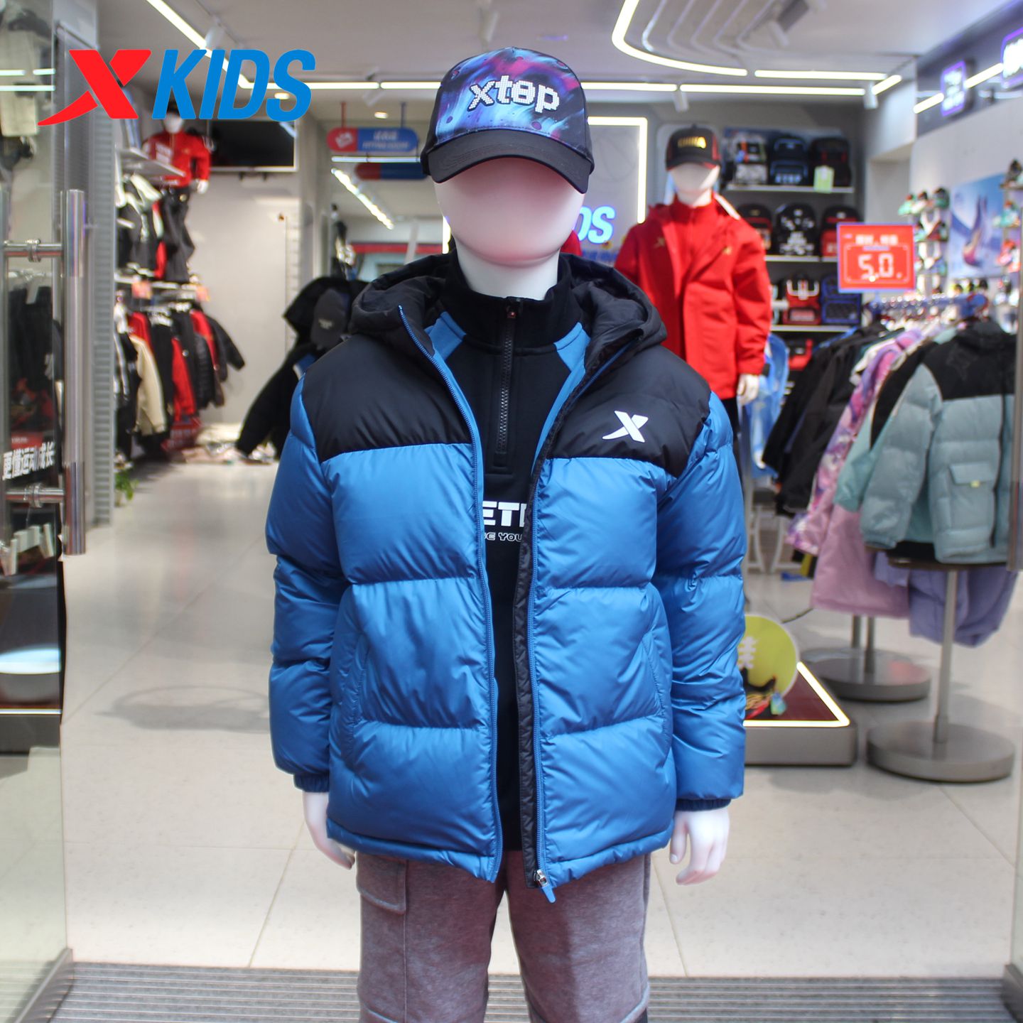 特步儿童2025冬季新男大童篮球校园宽松连帽短羽绒服675425194087