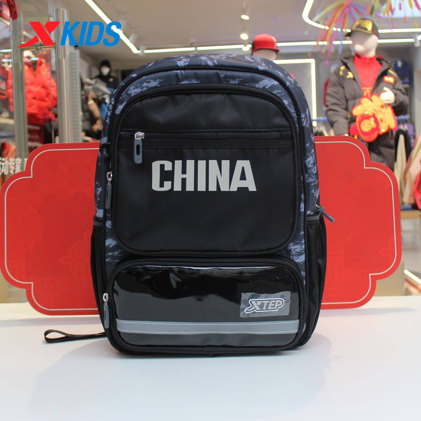 特步儿童2026春季新款男大童书包4-6年级减压双肩包674136114148