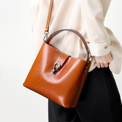 2025秋冬油蜡皮宽肩带百搭手提大容量女斜挎包新款真皮包包女感