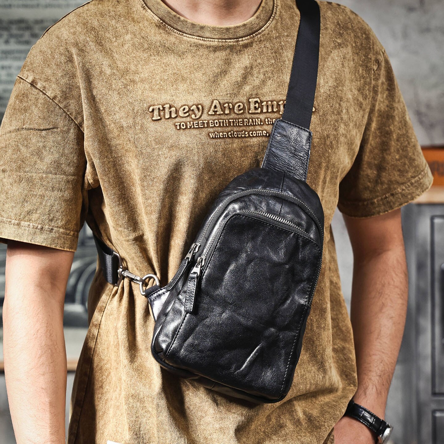 2025秋冬休闲真皮男士胸包头层植鞣牛皮迷你手机包单肩斜挎小包