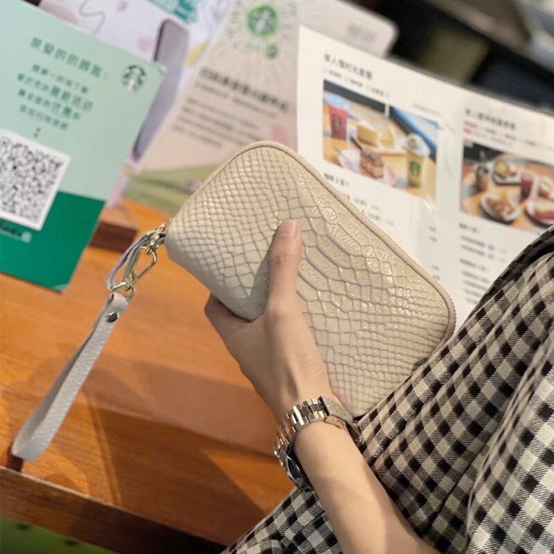 2025秋冬真皮长款手拿包钱包包女2025新款气质手腕包鳄鱼纹头层