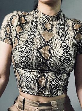 A short snake-print T-shirt with a round neck圆领短款蛇纹T恤