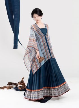 织造司[赴云端]侗族对鸟纹浅蓝披衫度假吊带连衣裙女百褶裙中长裙