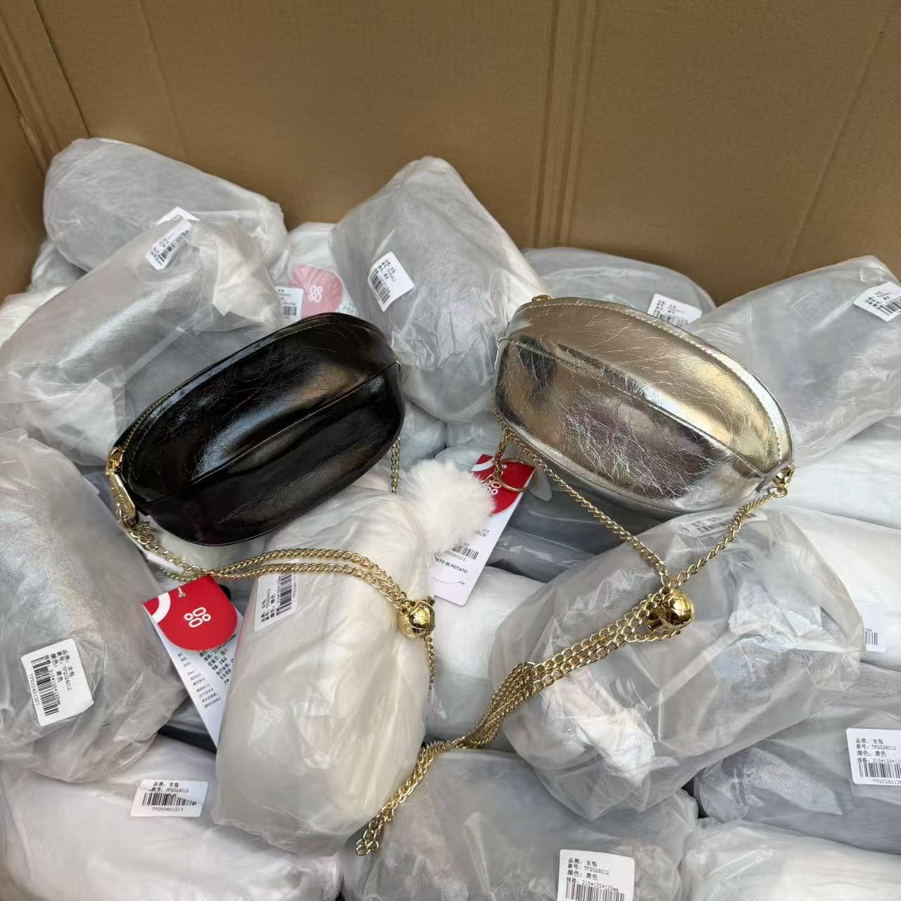 撤柜尾单！吊牌价1099~爆裂纹橄榄球包 可调节金球链条精致斜挎包图片