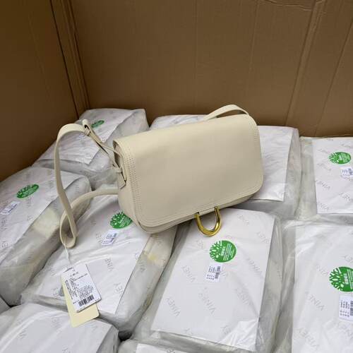 限量二十个！吊牌价900+！国内公司单~气质米白翻盖宽肩带马鞍包