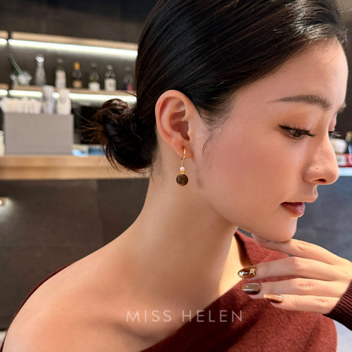 MISS HELEN  檀露沉香珍珠耳钉无耳洞耳夹静奢风秋冬耳环高级感