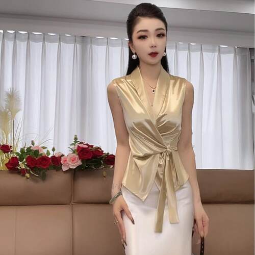 流光溢彩V领无袖2026新款时尚百搭洋气减龄显瘦设计款百搭上衣