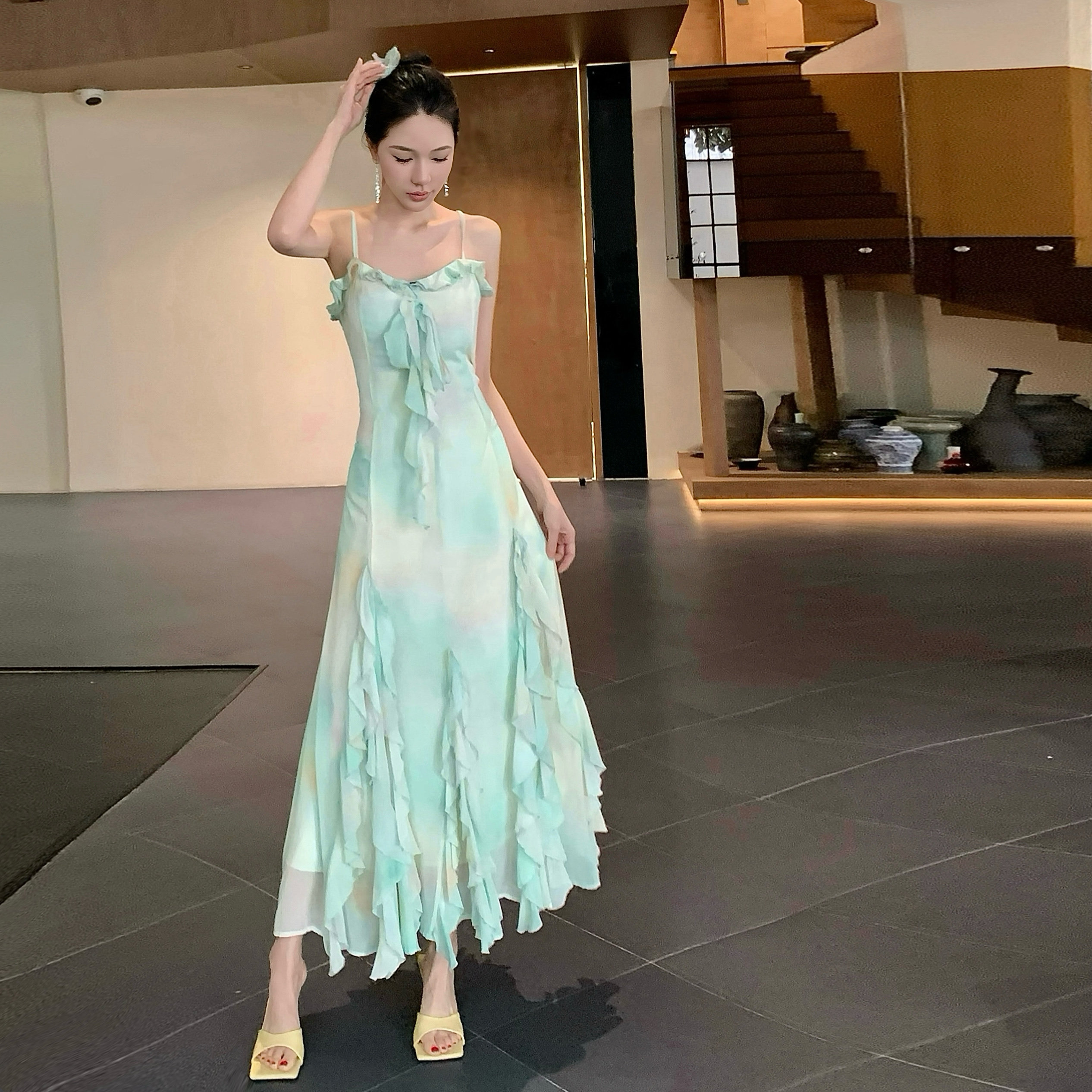 《清荷蝶舞》法式浪漫 荷叶边吊带v领收腰度假风甜美清凉连衣长裙 - 实物图