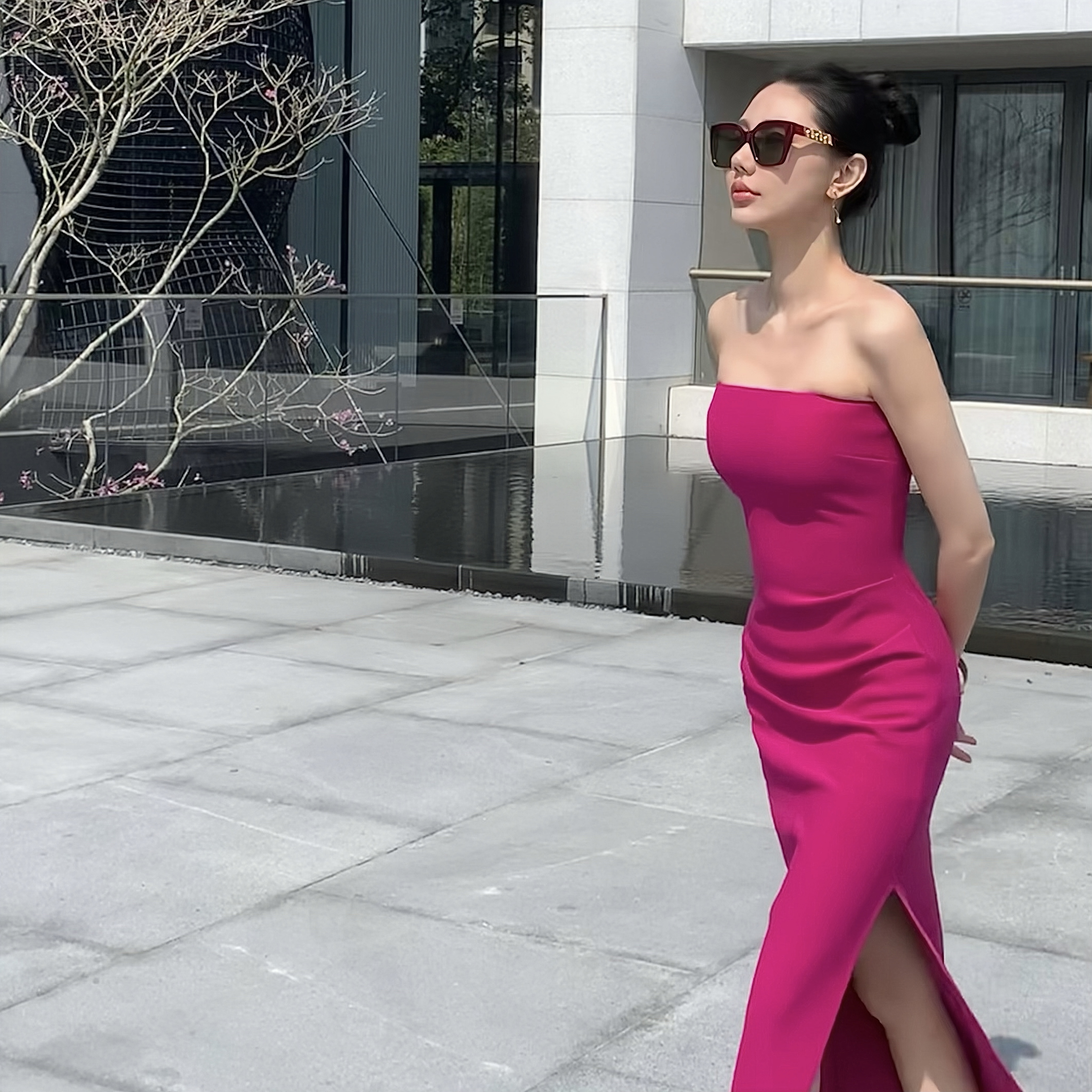 玫红色抹胸褶皱连衣裙包臀裙