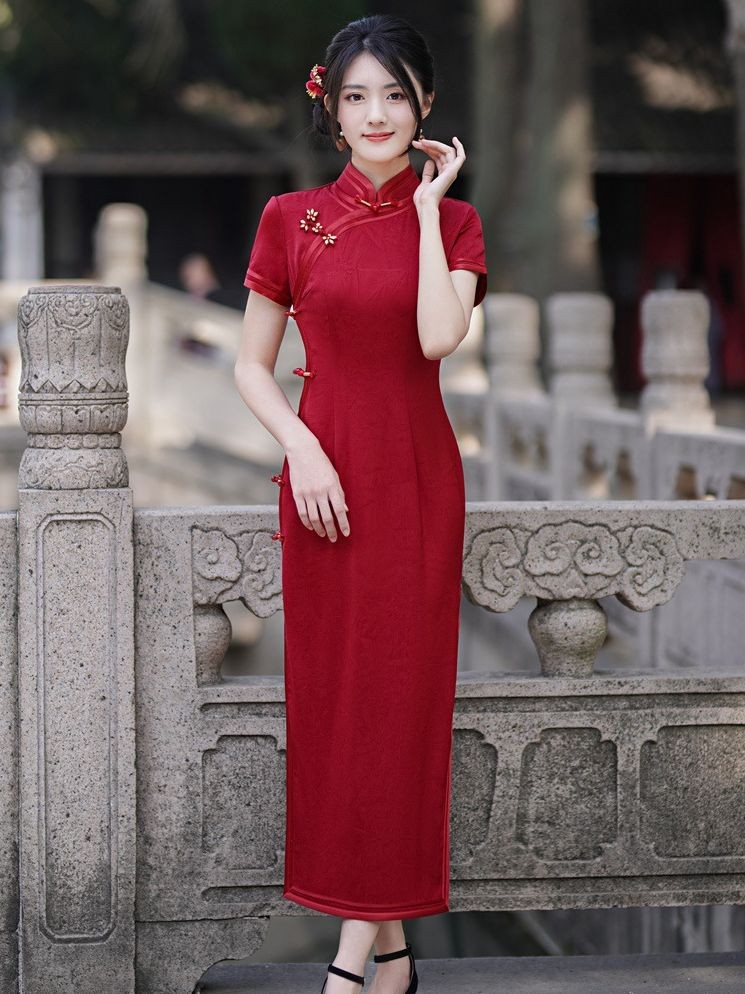 中国红旗袍年轻款走秀红色八排扣短袖妈妈婚宴礼服民国长款连衣裙