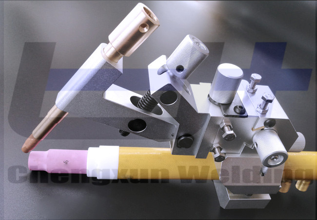 焊丝位置通过手柄三轴可调来实现焊接时送丝角度送入溶池的功能配套件，对于TIG和PAW焊接工艺，是一个重要的部件，具有角度调整准确，方便，与焊枪连接简单等功能