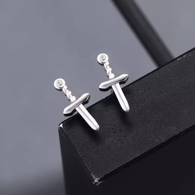 s925纯银短剑耳钉男ins潮流酷帅个性小众冷淡风简约镶钻耳饰男士