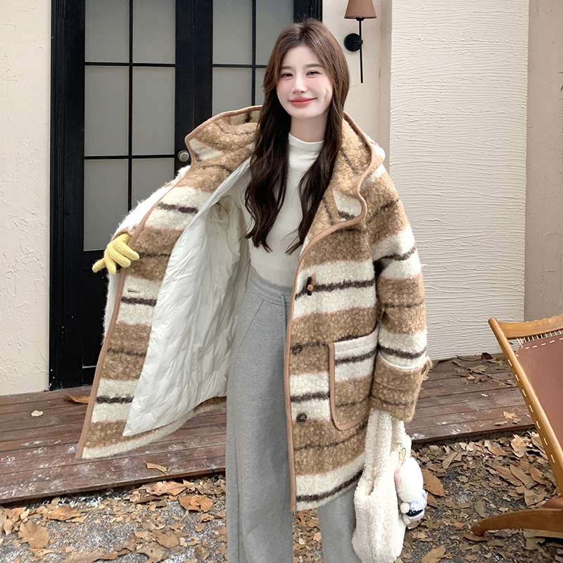现货2D078-Y3356- P265K388 条纹羽绒内胆羊羔毛牛角扣羽绒服