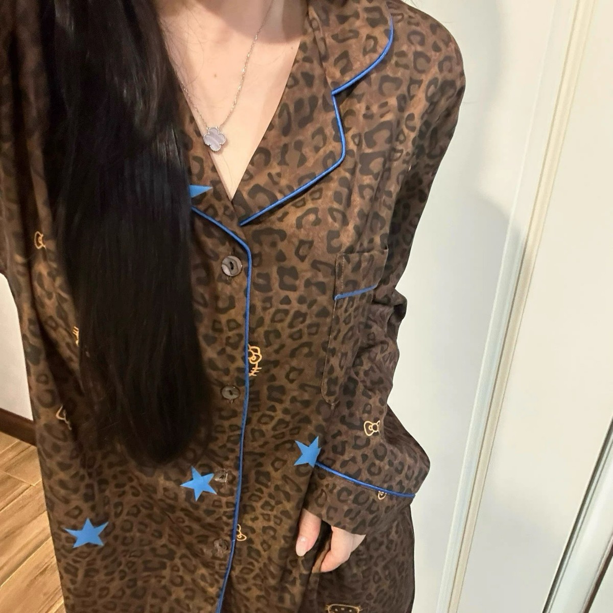 2025新款冰丝睡衣女款长袖长裤韩系宽松豹纹KT猫轻奢风家居服套装