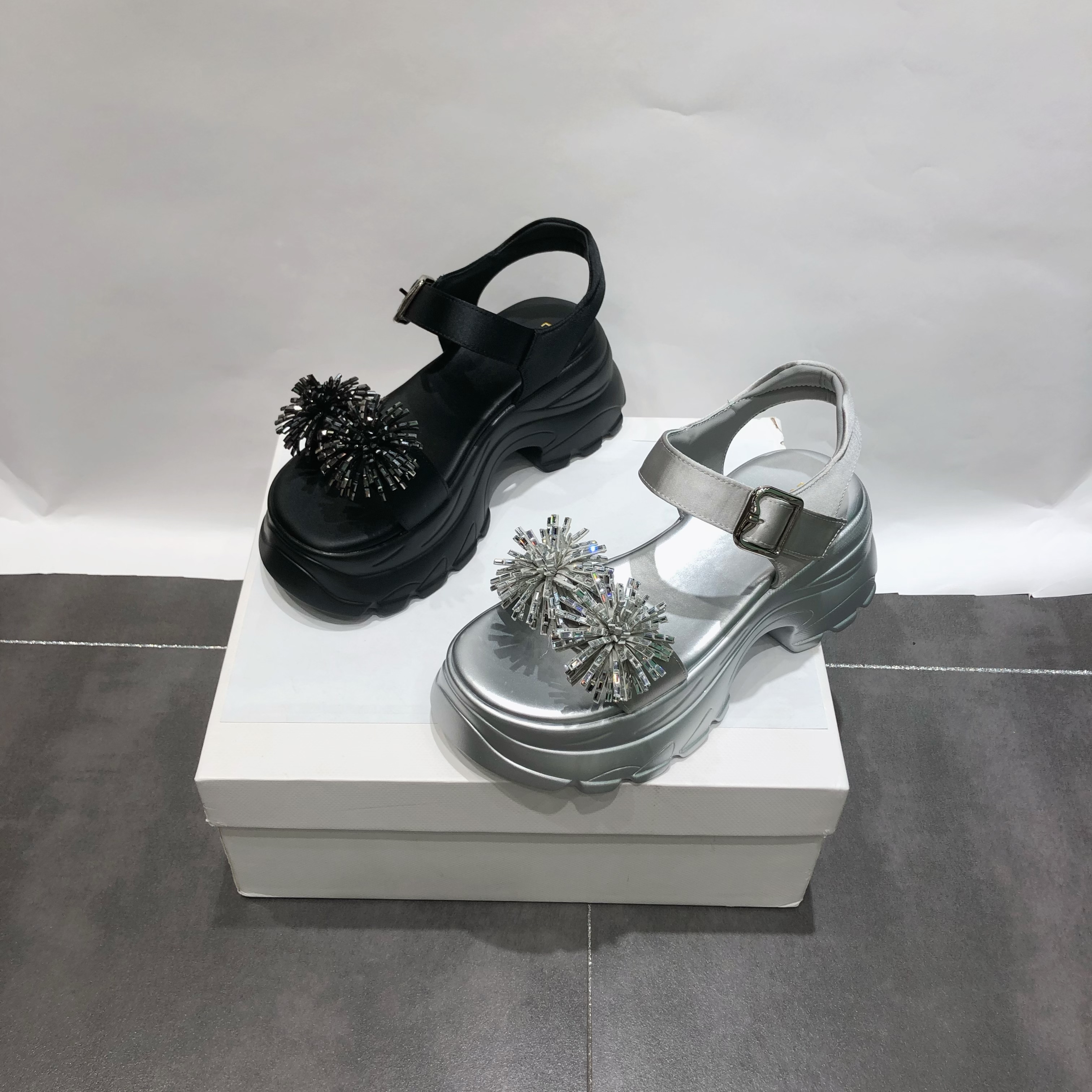 荏苒厚底7c m凉鞋女夏外穿2026款百搭配裙子银色水钻坡跟高跟鞋