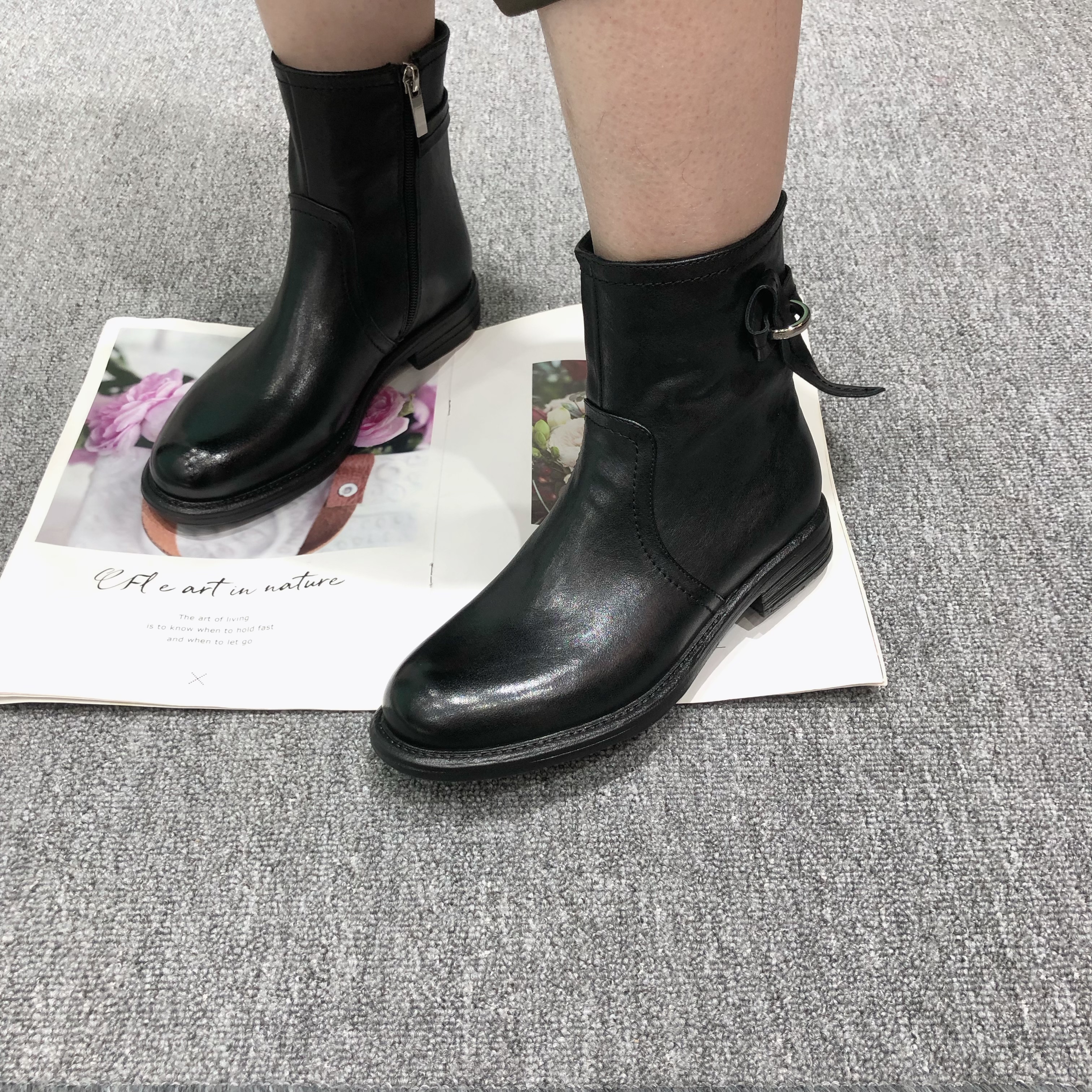 凡柔2026秋冬款复古牛皮侧拉链方跟马丁靴女通勤显瘦气质切尔西靴