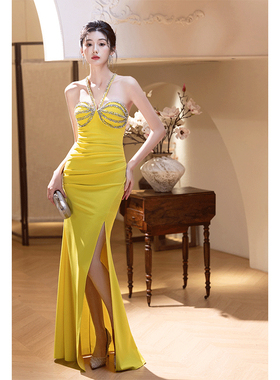 性感风黄色吊带晚礼服女高级感宴会气质开叉鱼尾露肩长裙新款