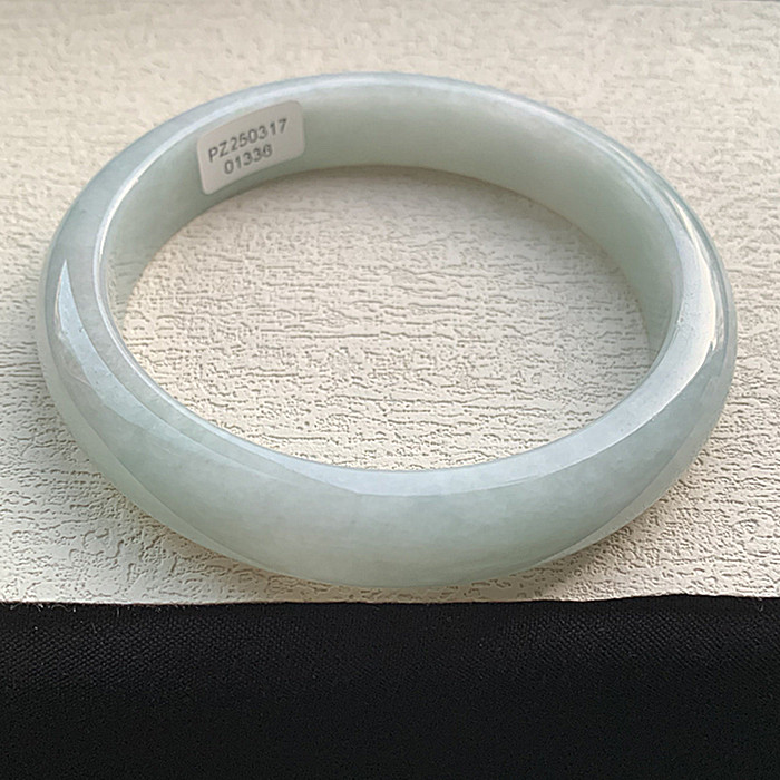 缅甸翡翠手镯A货63.2MM浅细蓝油润玉手镯女款珠宝