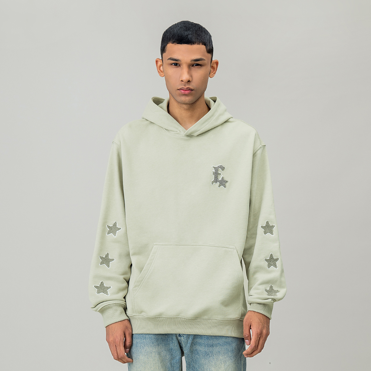 毛巾绣字母连帽卫衣男