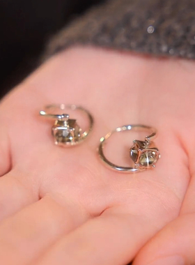 可旋转灰钻一克拉小耳扣耳环女秋冬设计感咖啡金网红百搭耳饰新款