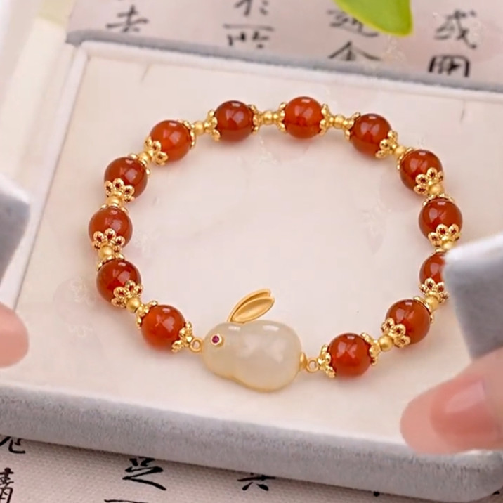 月兔红色珠珠手链女石榴红小兔子网红百搭手串2022新款设计感配饰