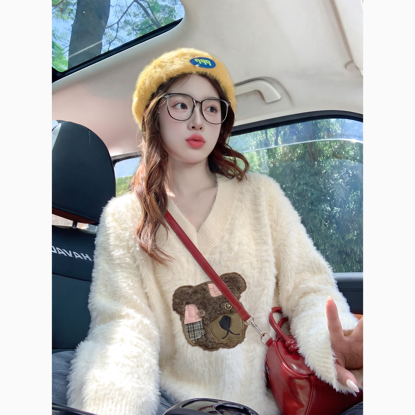 米白色甜美可爱风小熊刺绣V领毛衣女秋冬软糯宽松水马海毛针织衫