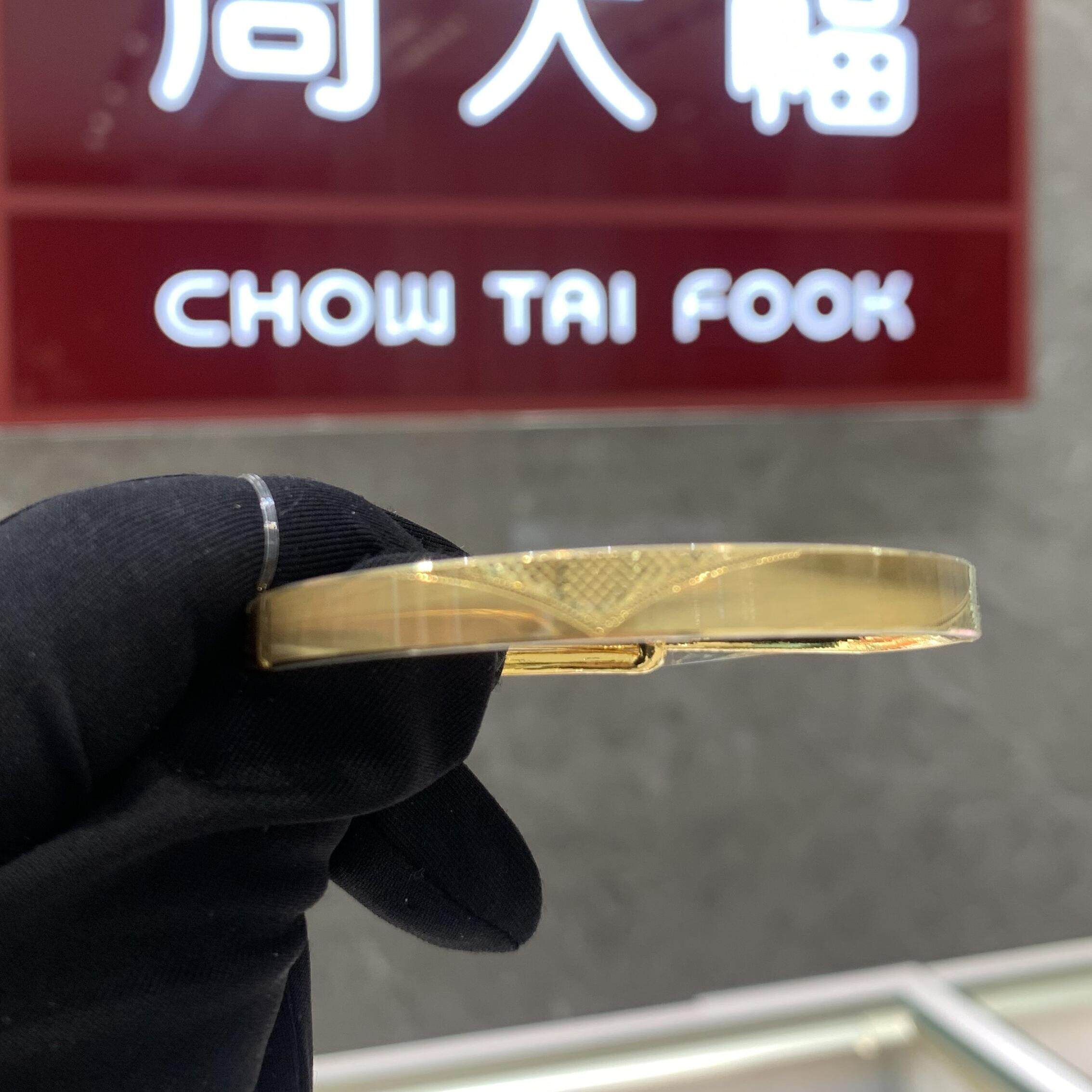 周大福几何车花活口手镯图片