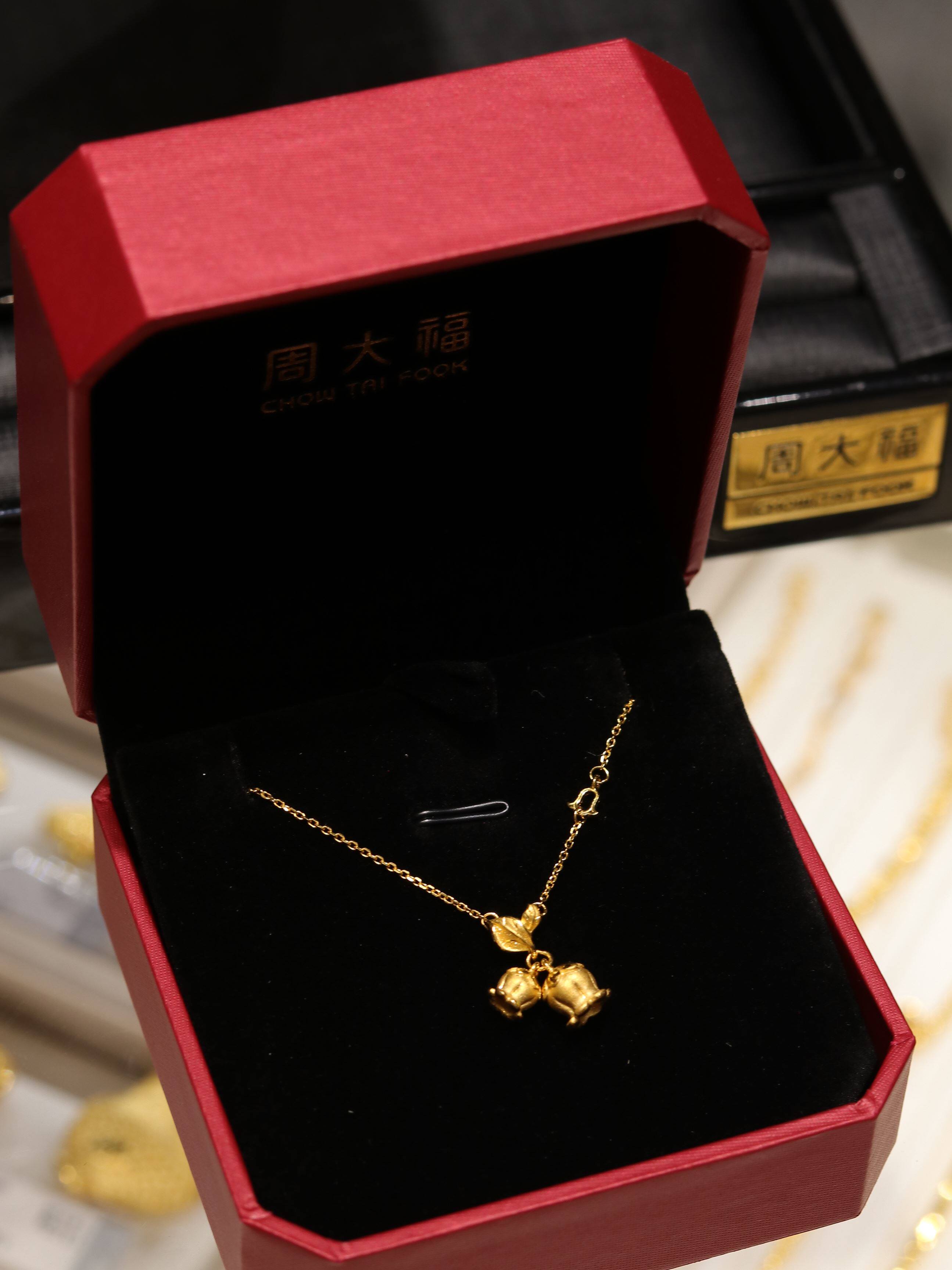 新款铃兰花黄金项链周大福图片