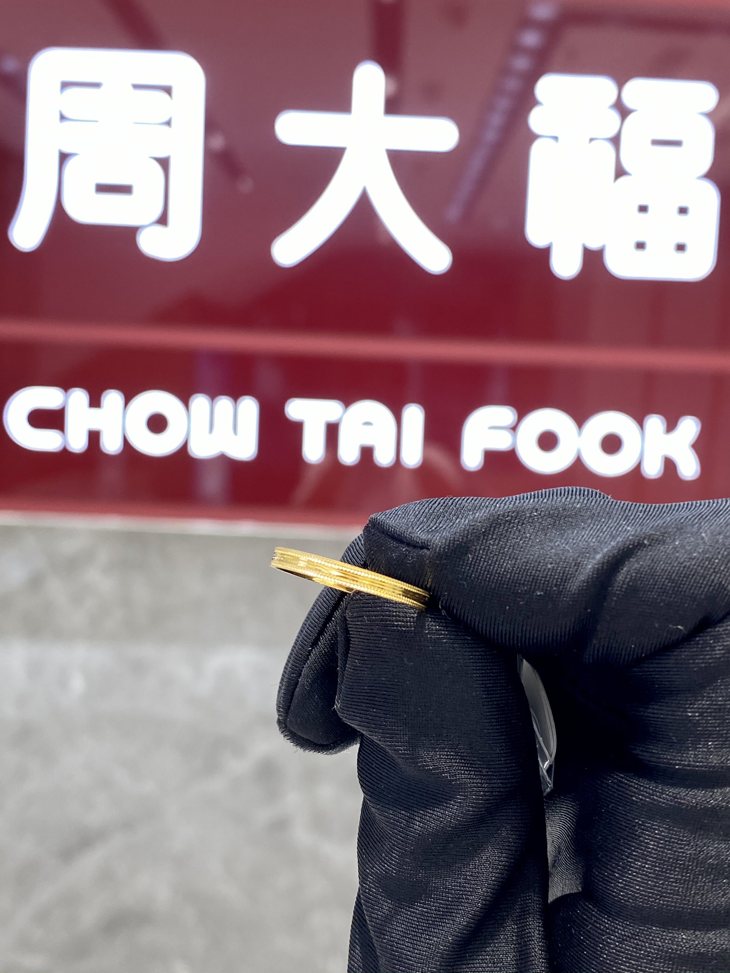 周大福星轨素圈黄金戒指图片