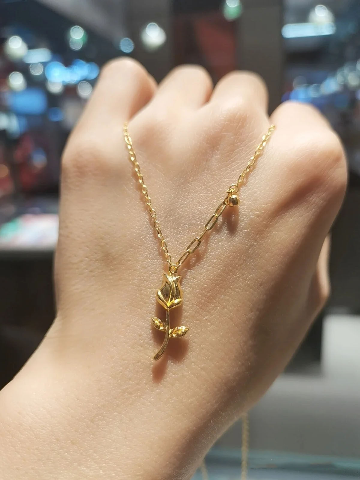 周大福复古玫瑰花枝项链图片