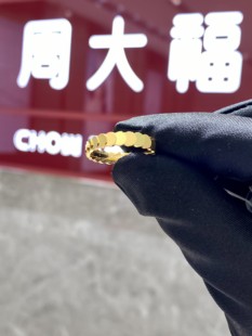 周大福代购 足金 几何镜面鱼鳞小圆片黄金戒指克减80计价F227390