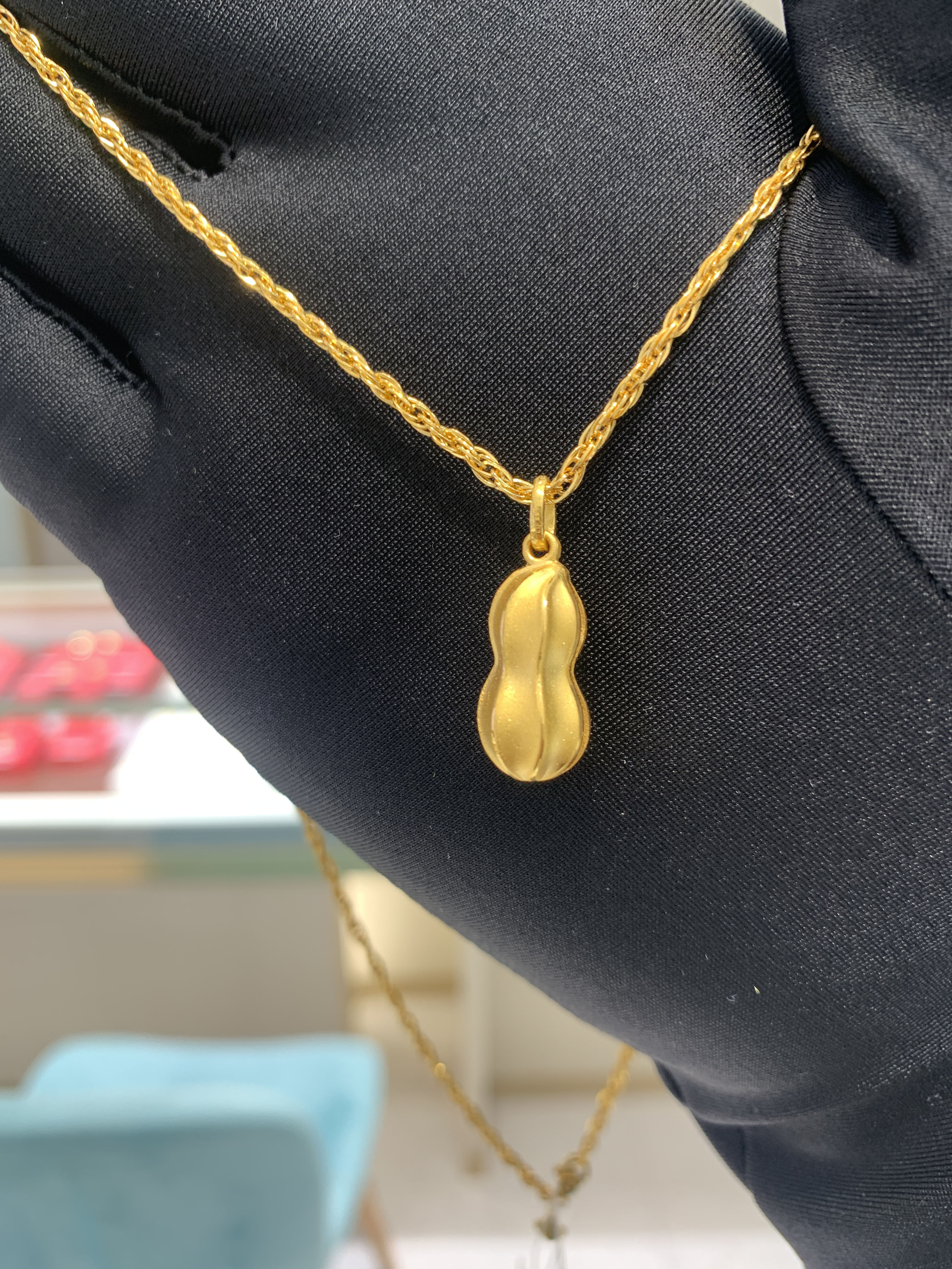 周大福代购 足金花生吊坠好事发生黄金吊坠正品克减80计价f221922