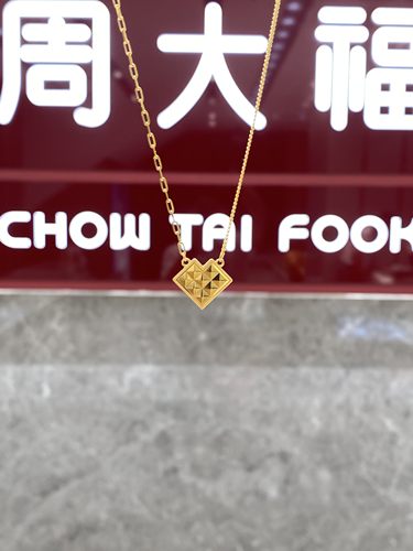 周大福菱格纹爱心项链