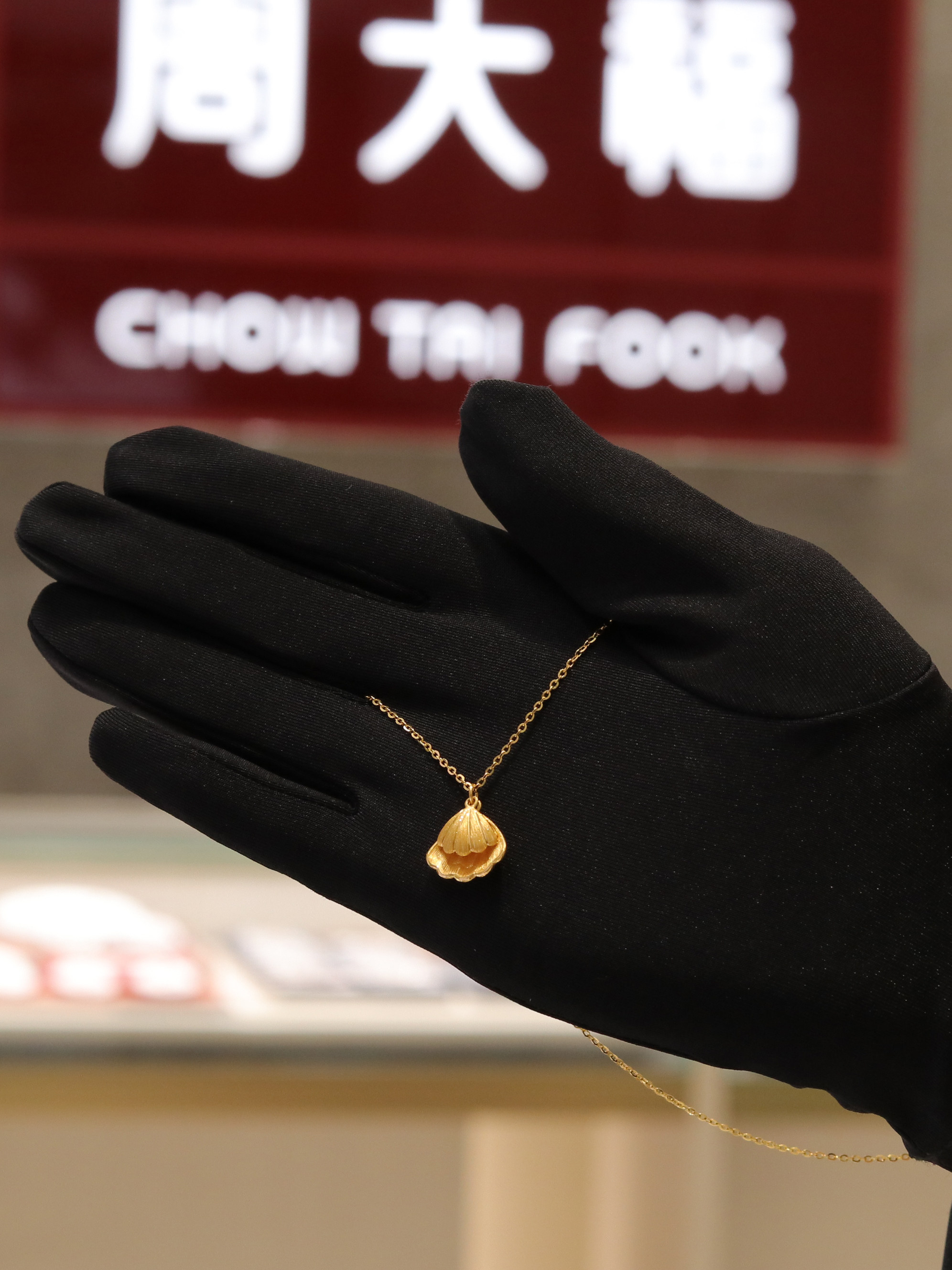 周大福贝壳吊坠足金黄金项链图片