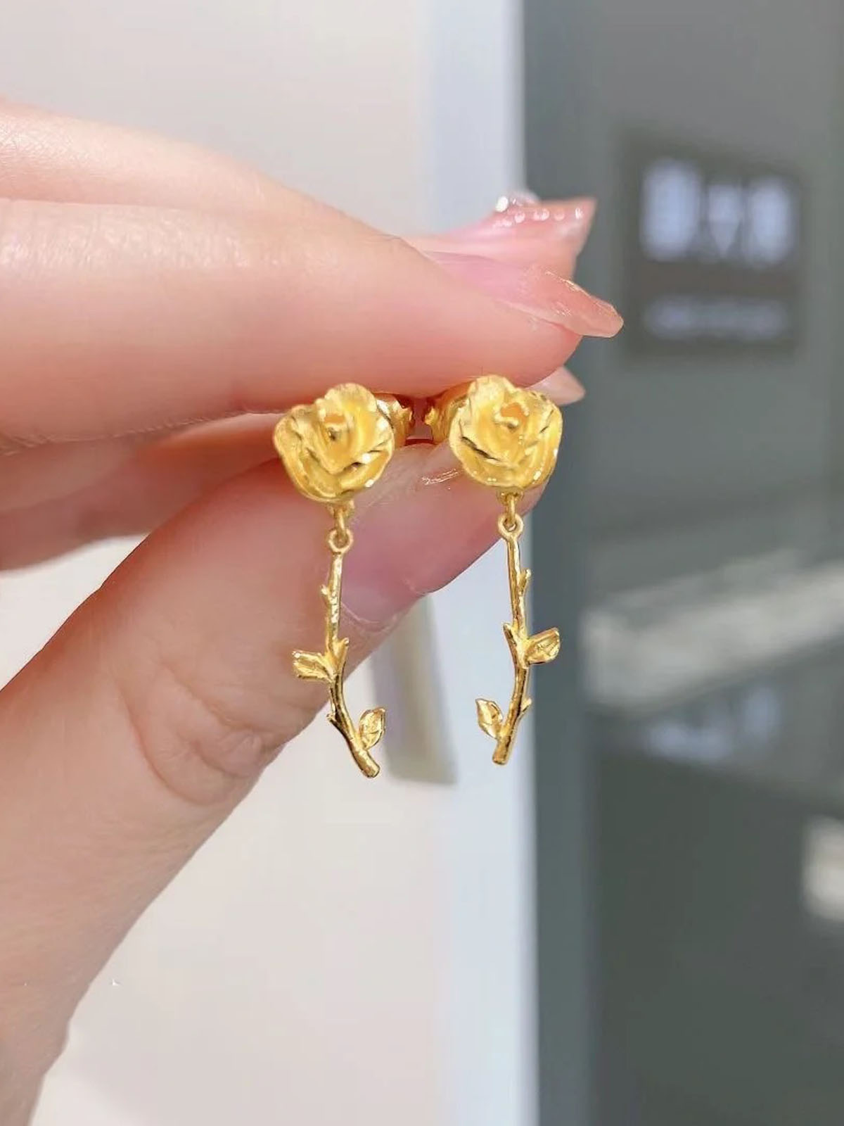 周大福玫瑰花花枝耳钉