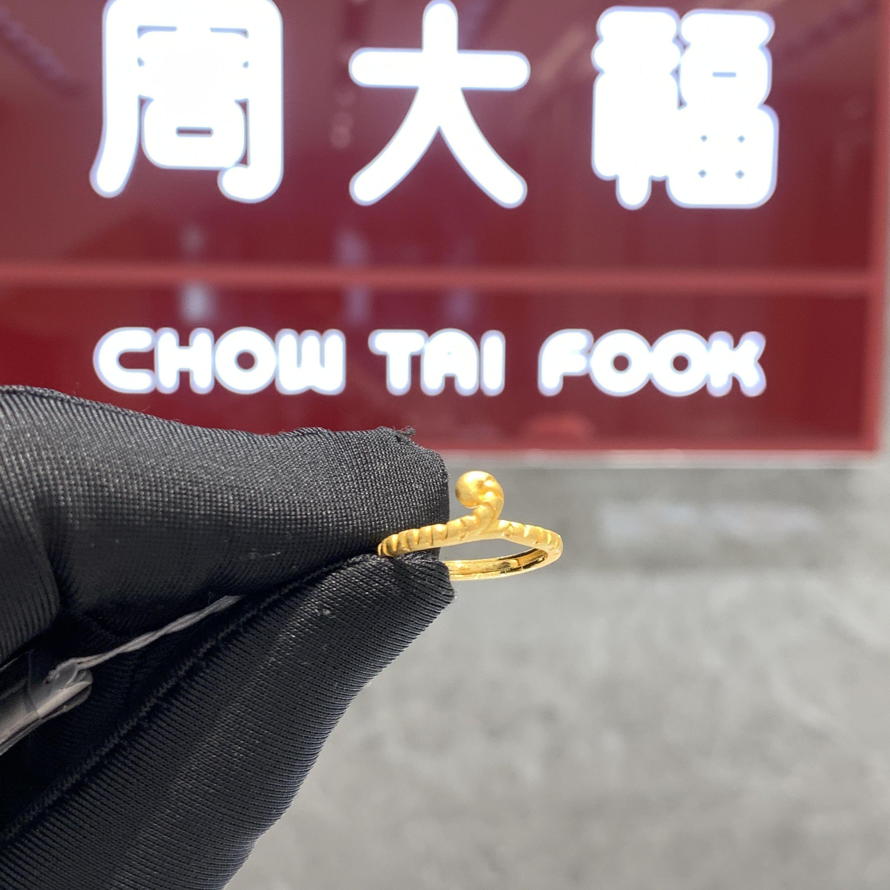 周大福虎尾足金黄金戒指图片