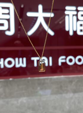 周大福新款镂空几何方牌项链