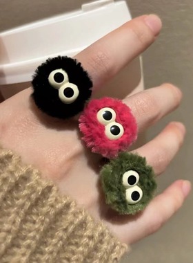 可爱小煤球毛绒戒指女秋冬小众设计感卡通搞怪食指戒时尚个性