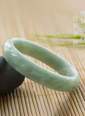 新款浅绿色贵州翠手镯