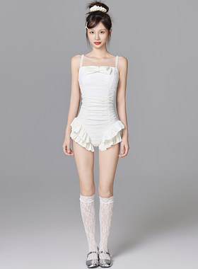 仙女范泳衣女2026新款连体吊带荷叶边保守显瘦小胸聚拢温泉游泳衣