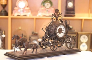 26.5 二马拉车铜铸机械座钟