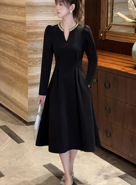 2025年重工洋气黑色连衣裙子V领钉珠赫本风小个子a字法式长裙显瘦