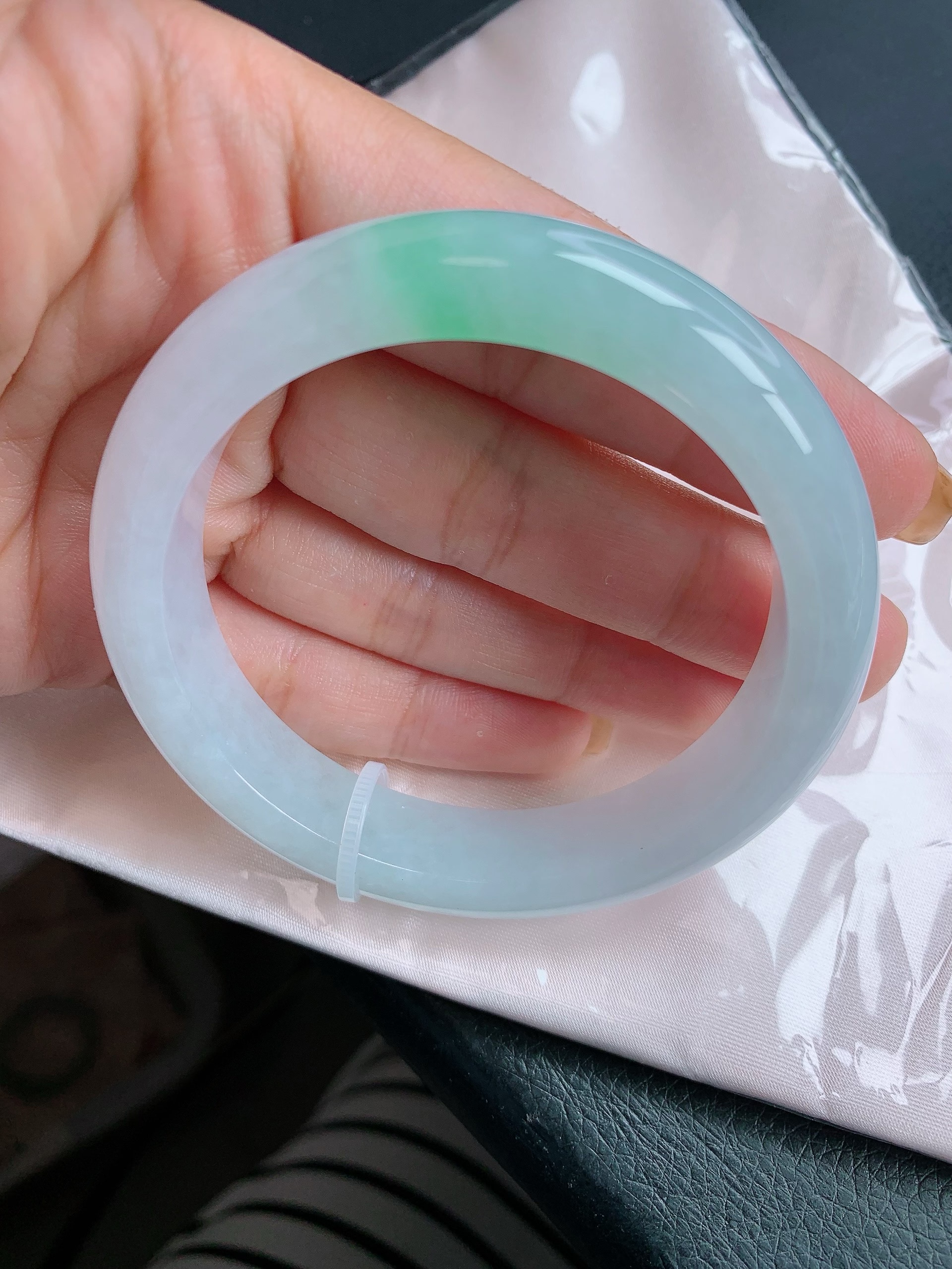 缅甸天然a货翡翠55圈口白底青飘花手镯